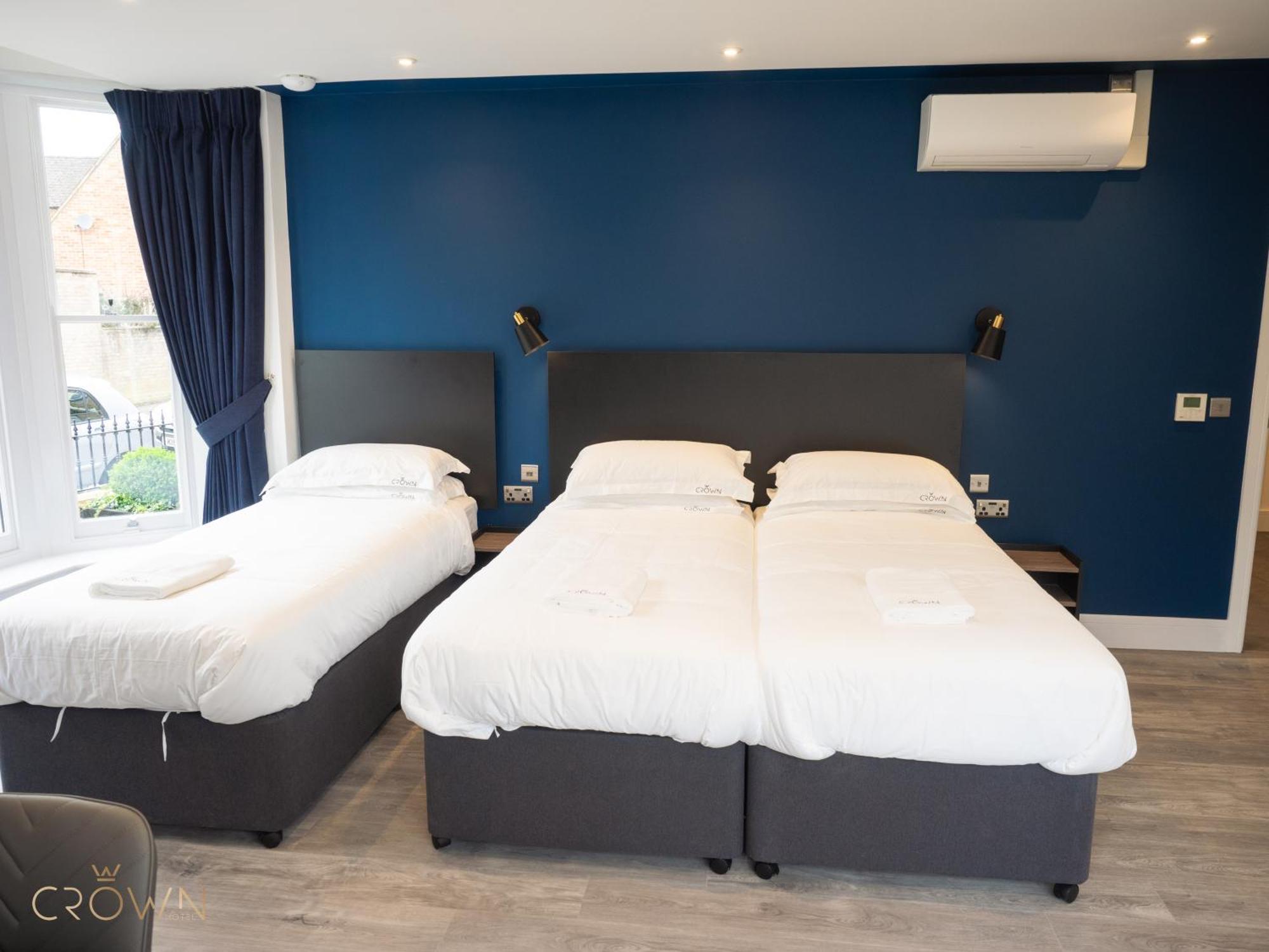 Crown Hotel *